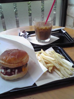 カフェのチーズバーガー