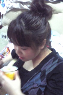 プリンを食す妹。