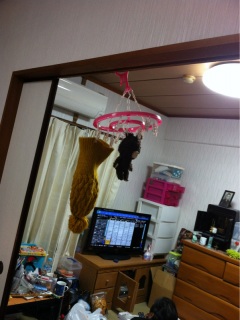 汚い部屋とクマと帽子