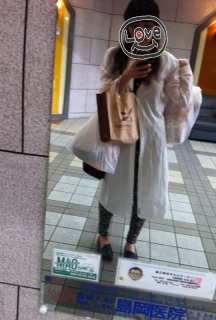 この白いロングシャツも