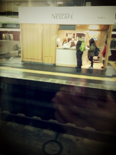 ��}�d�Ԃ̃z�[���Ō�������