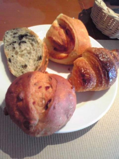 パン食べ放題。