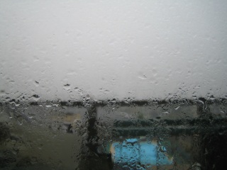 大雨。
